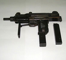 1980年推出以標準型作縮短而成具半自動或全自動射擊模式